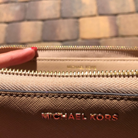 Michael Kors Leather Continental Wristlet👝 - Picture 5 of 7